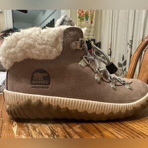 SOREL out and about conquest size 2y